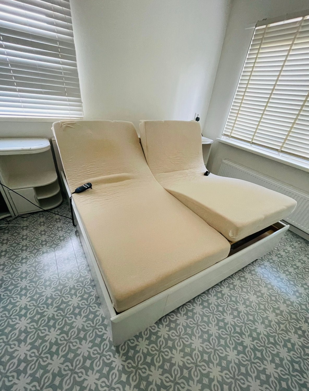 Elektrisch verstelbaar bed 180 cm + matrassen + nachtkastjes, Ophalen, Récor Bedding, Gebruikt, Tweepersoons