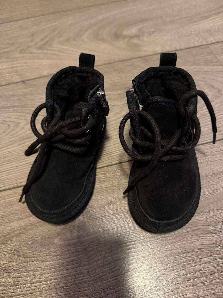Ugg, Ophalen of Verzenden, Zo goed als nieuw, Jongetje of Meisje, Laarsjes