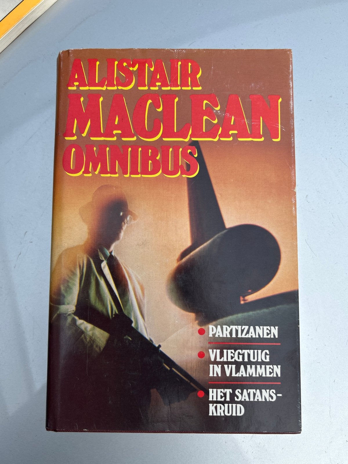 Alistair MacLean Omnibus: Partisanen, Vliegtuig in Vlammen,, Ophalen of Verzenden, Gelezen, Europa overig