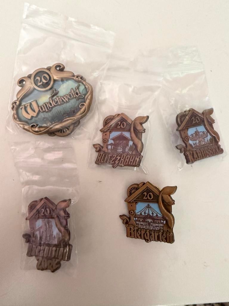 Toverland 20 jaar jubileum pins - Set van 5, Ophalen of Verzenden, Nieuw, Overige onderwerpen, Speldje of Pin