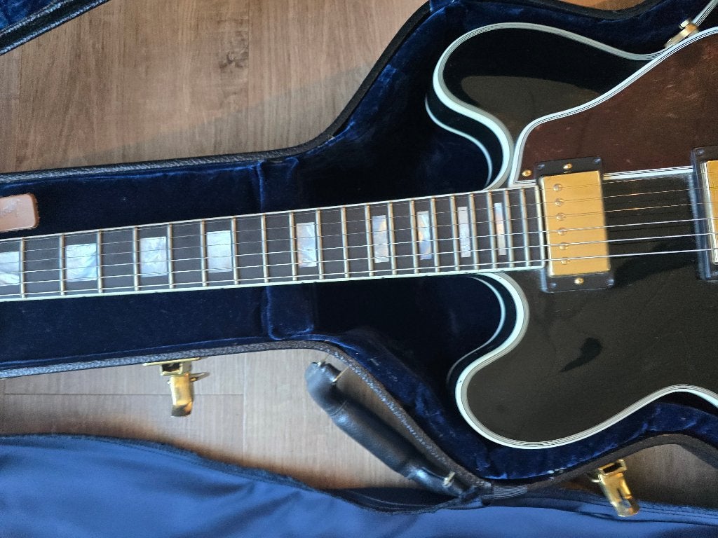 Foto 3 van Gibson B.B. King Lucille 2015 Ebony met koffer & certificaat