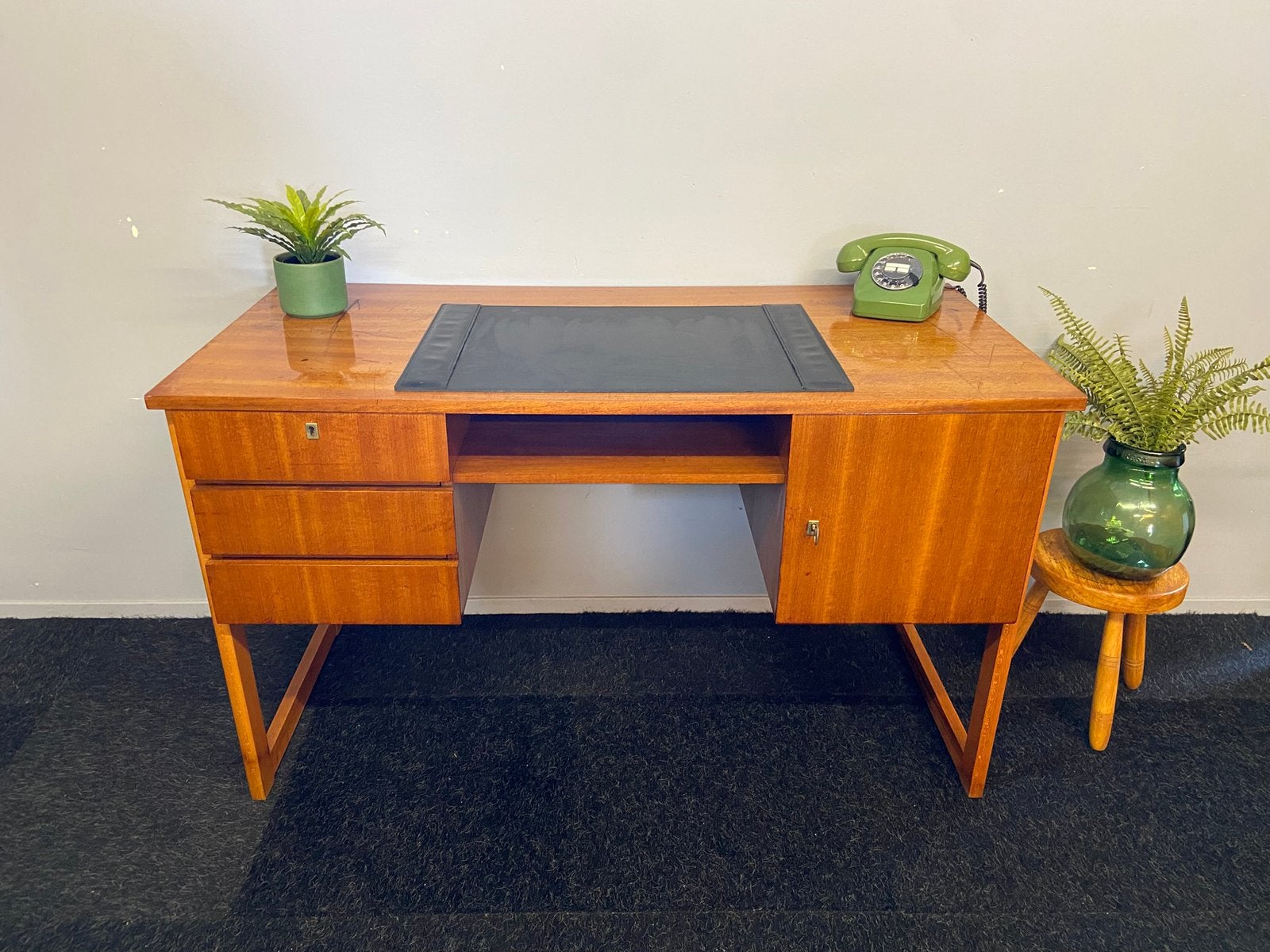 Vintage bureautje jaren 60/70 retro design teak buro, Huis en Inrichting, Bureaus, Ophalen, Gebruikt, Hout, 126 cm