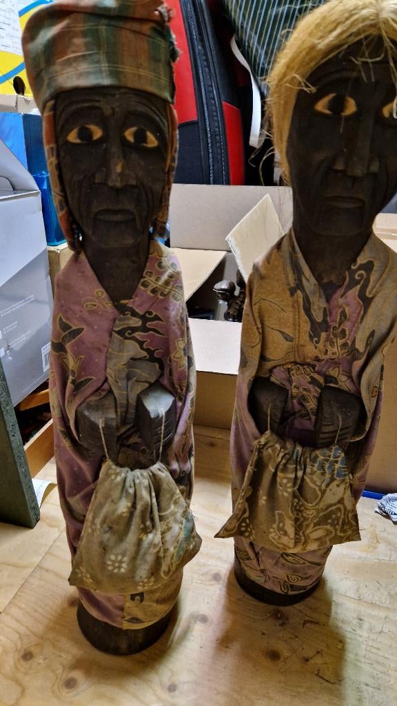 2 afrikaanse houten kunstbeelden met kleding, Antiek en Kunst, Kunst | Beelden en Houtsnijwerken, Hout, Afrika, Houtsnijwerk, Groep mensen