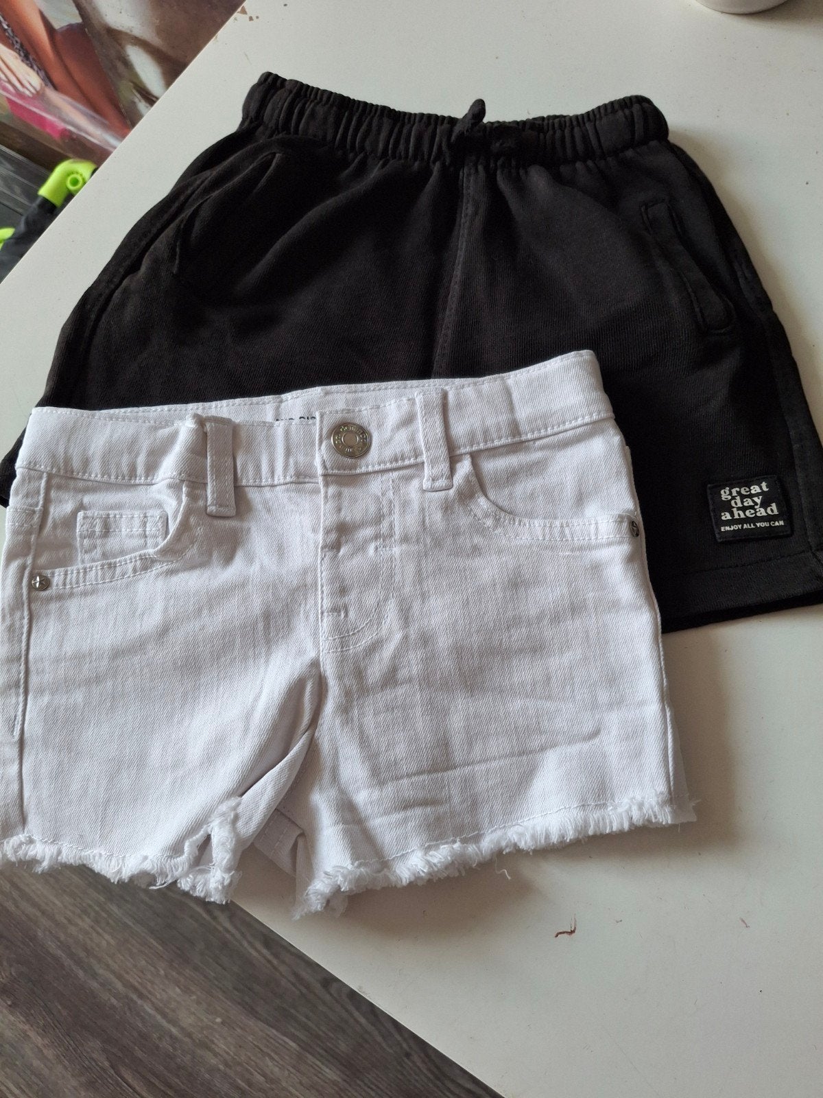 2 meisjesshorts maat 104 van Denim.co en Zara, Ophalen of Verzenden, Meisje, Broek