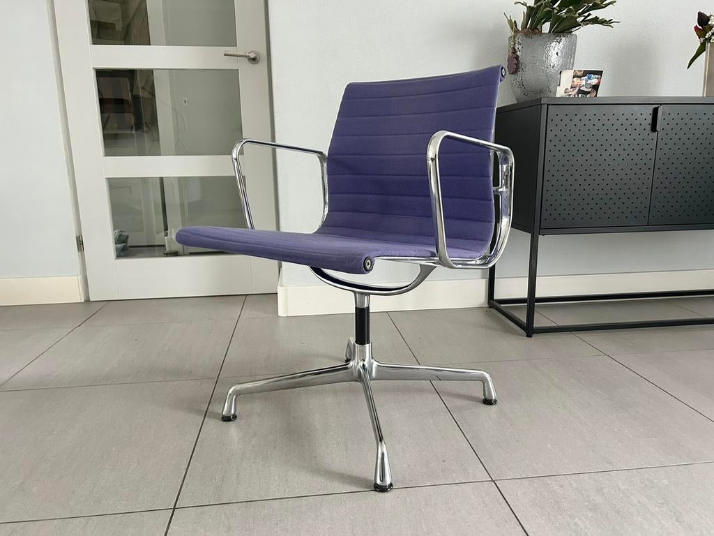 Vitra Eames ea bureaustoel / vergaderstoel hopsak paars, Vitra, Paars, Ophalen of Verzenden, Zo goed als nieuw