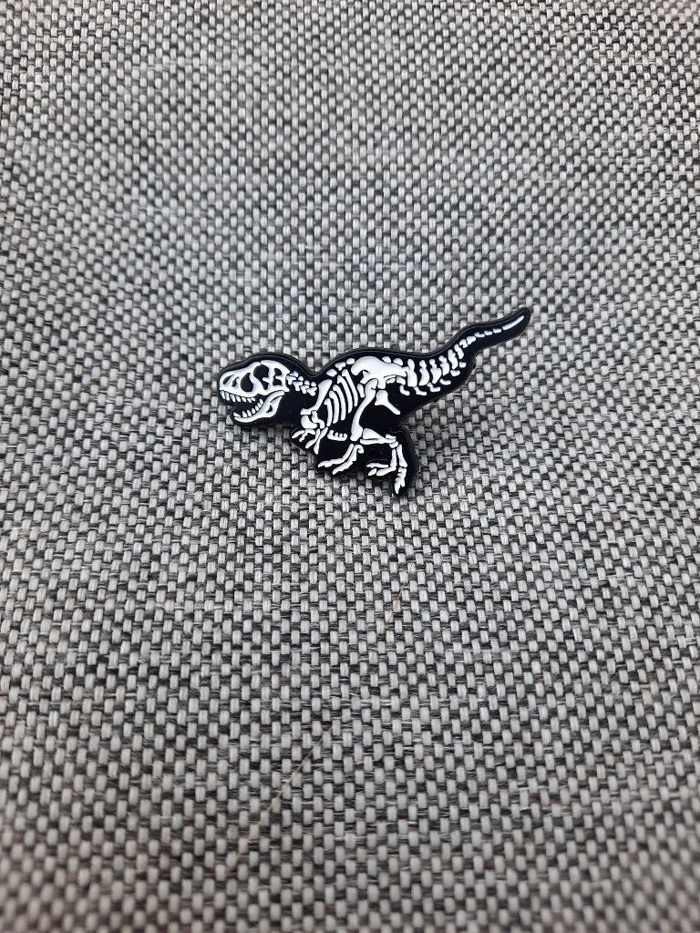 1 mooie pin van een Dinosaurus Skelet te koop, Verzamelen, Speldjes, Pins en Buttons, Ophalen of Verzenden, Nieuw, Overige onderwerpen
