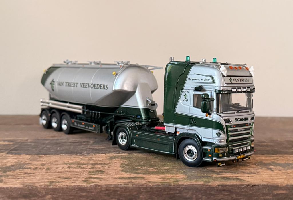 WSI - Scania R Topline Van Triest Veevoeders, Hobby en Vrije tijd, Ophalen of Verzenden, Nieuw, Bus of Vrachtwagen, Wsi