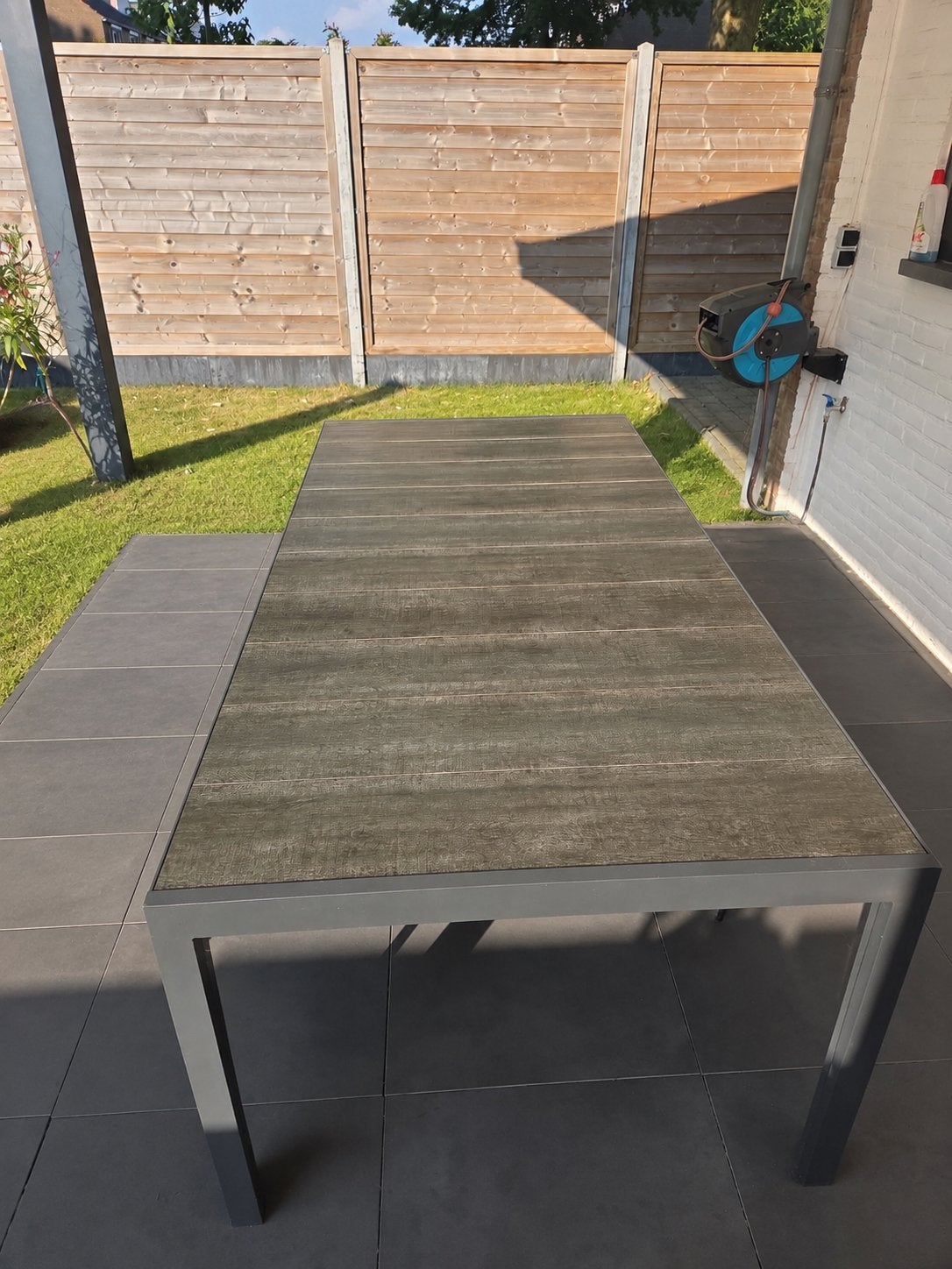 Tuintafel met ijzer frame en keramische tegels, Ophalen, Gebruikt, Rechthoekig, Metaal