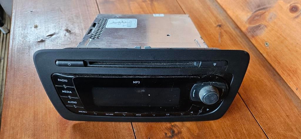 2x Autoradio: Seat Ibiza 2010 & Kia Rio 2014, Auto diversen, Autoradio's, Ophalen of Verzenden, Gebruikt
