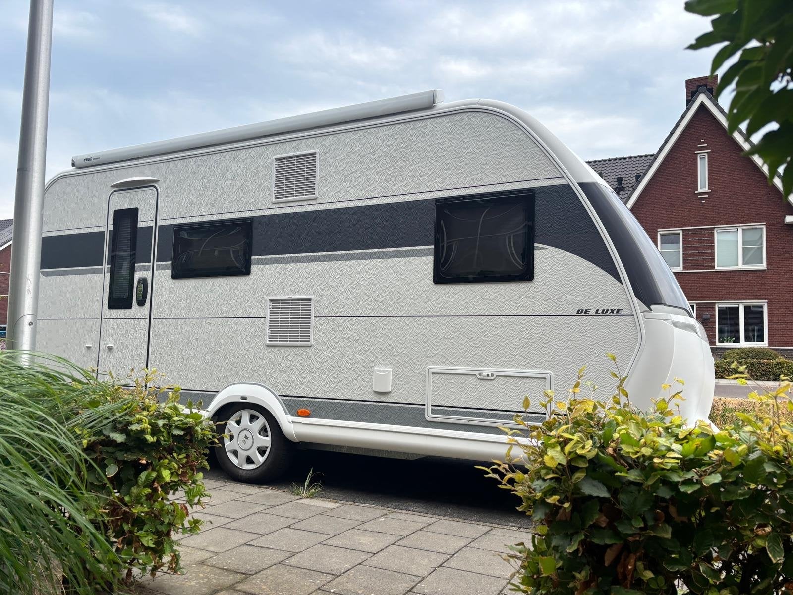 Hobby De Luxe Caravan 490 met stapelbed vrijwel nieuw!, Rondzit, Hobby, Dwarsbed, Particulier