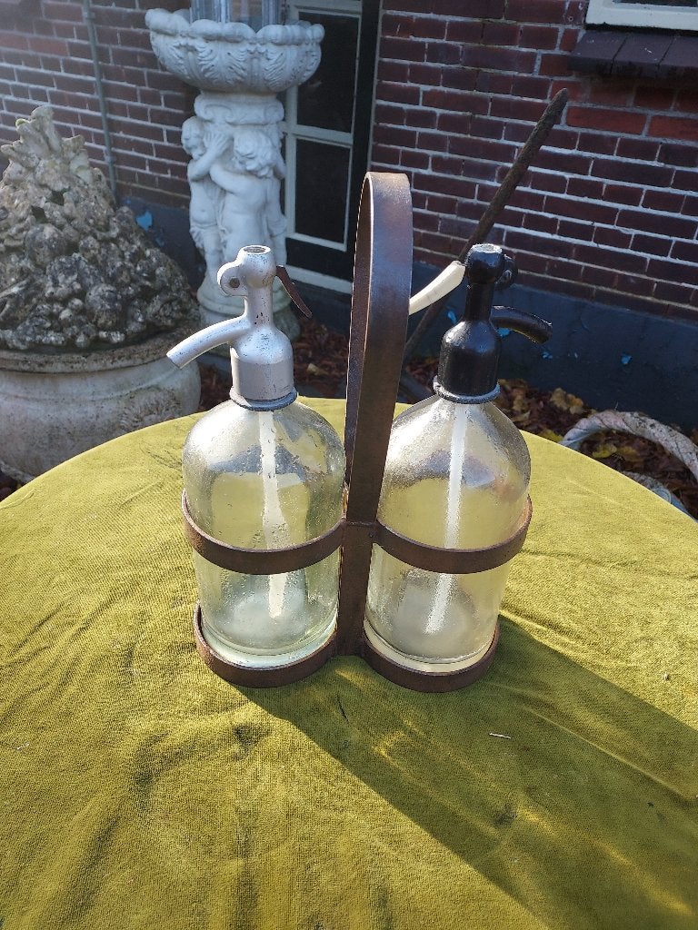 2 Antieke glazen sodaflessen in smeedijzeren rekje., Verzenden