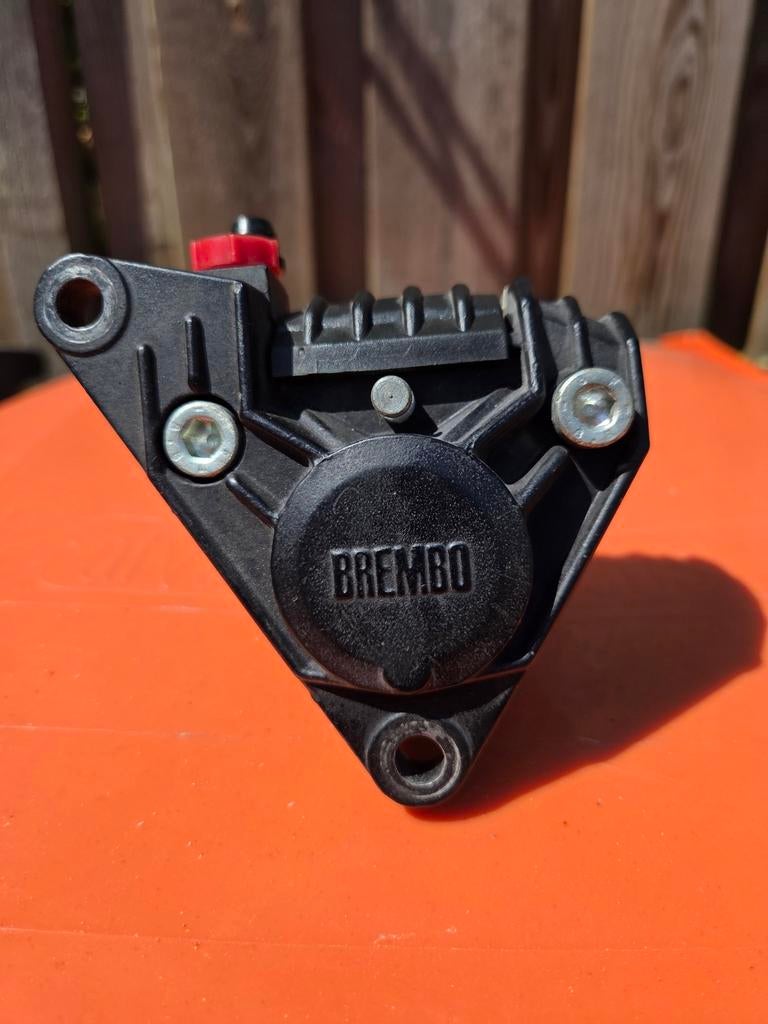 Nieuwe Brembo remklauw met 2 sets remblokken, Motoren, Ophalen of Verzenden, Nieuw