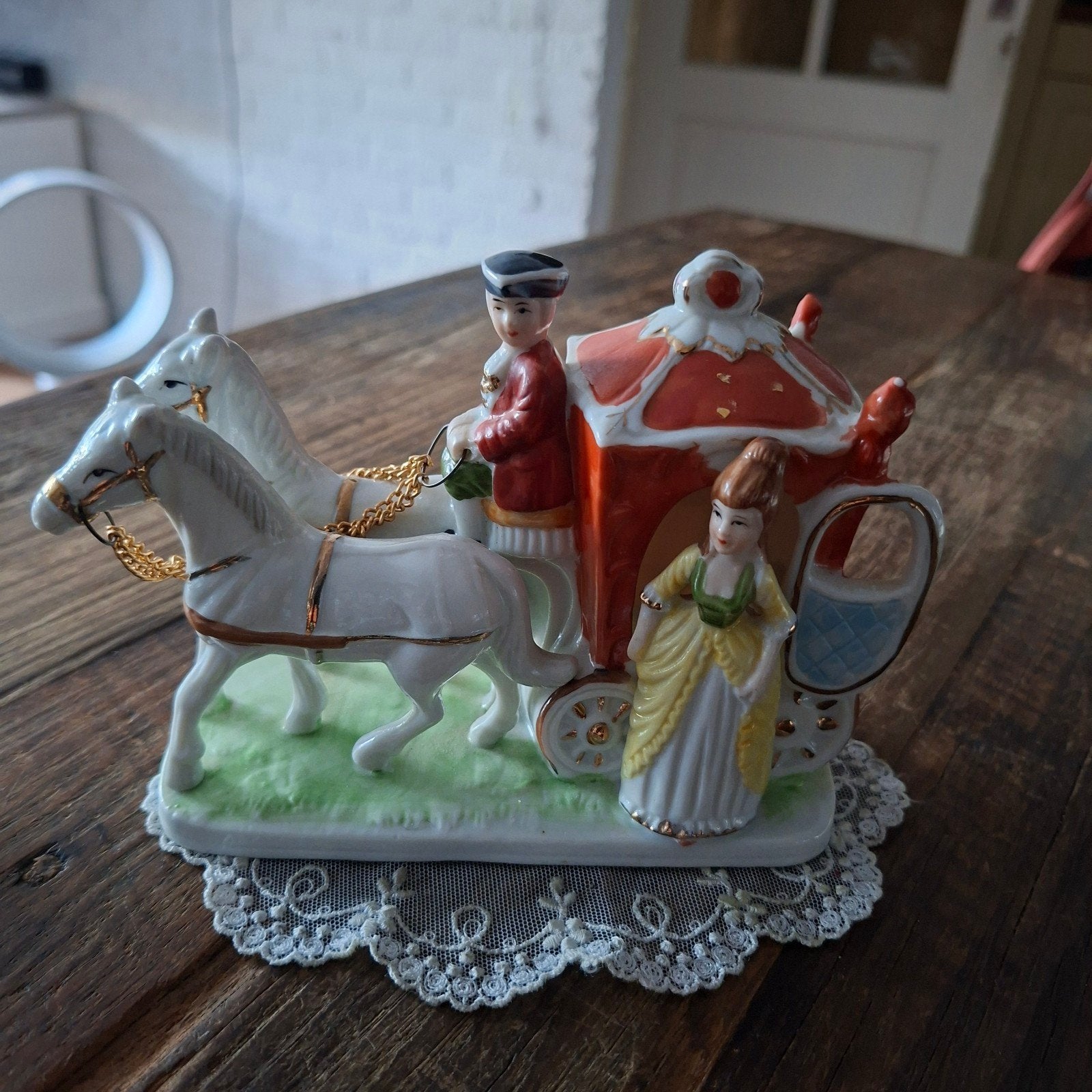 Beeld Koets met Paarden en Lakei en Vrouw 15x12x6 cm groot, Antiek en Kunst, Antiek | Porselein, Ophalen of Verzenden