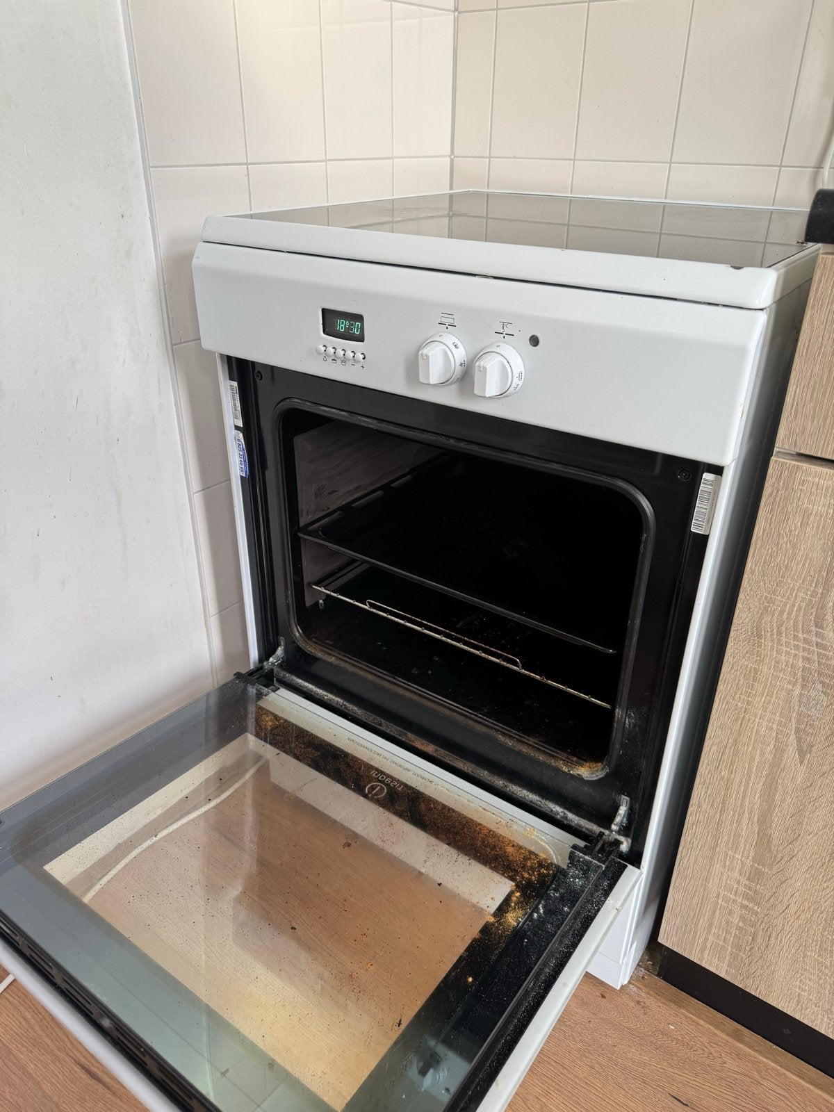 Indesit Elektrisch Fornuis met Keramische Kookplaat, Witgoed en Apparatuur, Ophalen, Gebruikt, 60 cm of meer, 4 kookzones