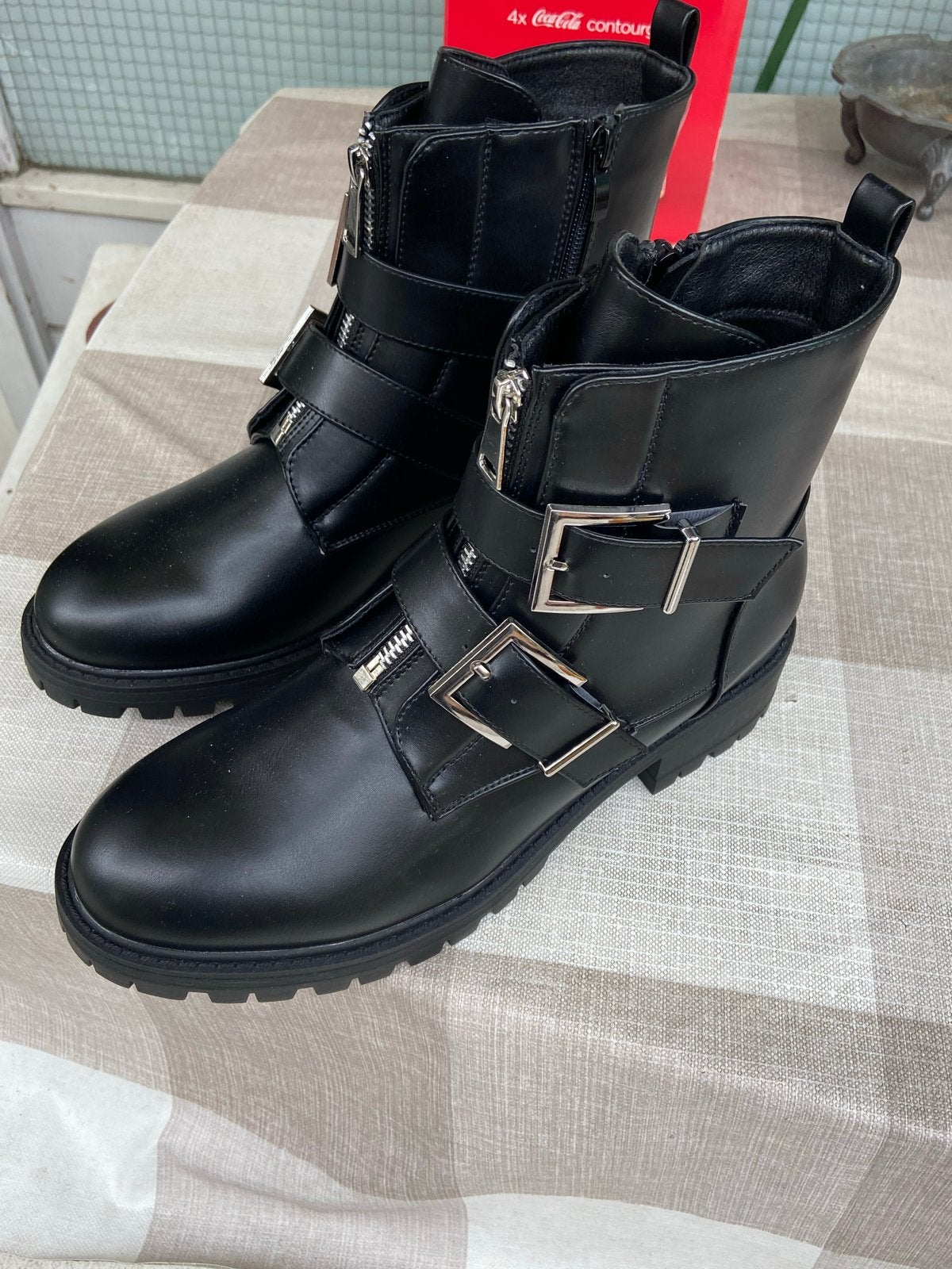 Zwarte biker boots met gespen en ritsen, Kleding | Dames, Schoenen, Ophalen of Verzenden, Zo goed als nieuw, Zwart, Lage of Enkellaarzen