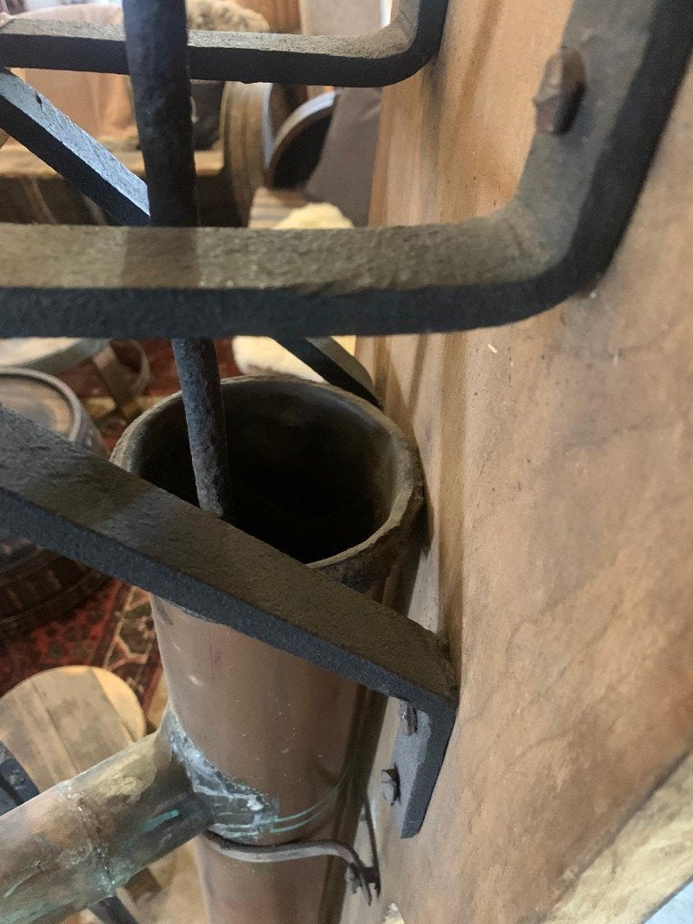 Antieke Koperen Wandwaterpomp op Houten Achterbord, Antiek en Kunst, Ophalen, Koper