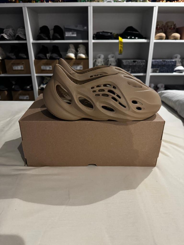 Yeezy Foam Runner Clay Taupe - Maat 44,5, Kleding | Heren, Schoenen, Bruin, Nieuw, Ophalen of Verzenden, Sneakers of Gympen