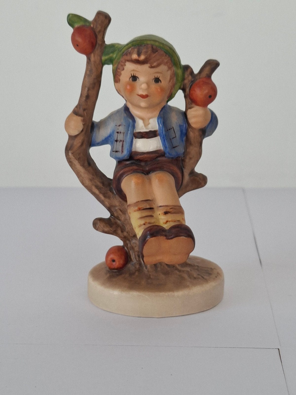 Goebel Hummel beeldje: Jongen in boom met appels, Ophalen of Verzenden