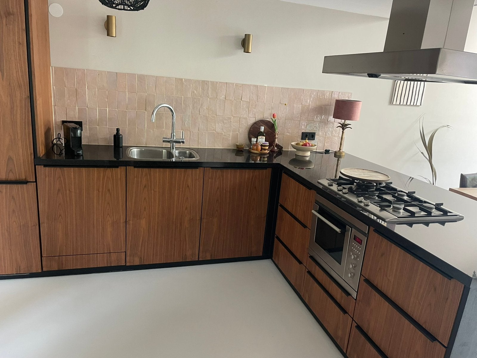 Noten houten fineer keuken met granieten aanrechtblaf, Huis en Inrichting, Ophalen, Gebruikt, Graniet of Steen, Hoekkeuken