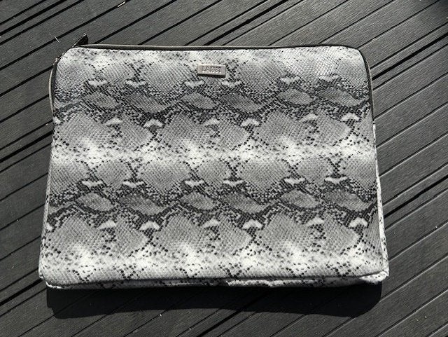 NIEUW ! Laptop hoes LAB31 slangeprint universeel 39 x 29 cm, Computers en Software, Laptophoezen, Ophalen of Verzenden, 15 inch