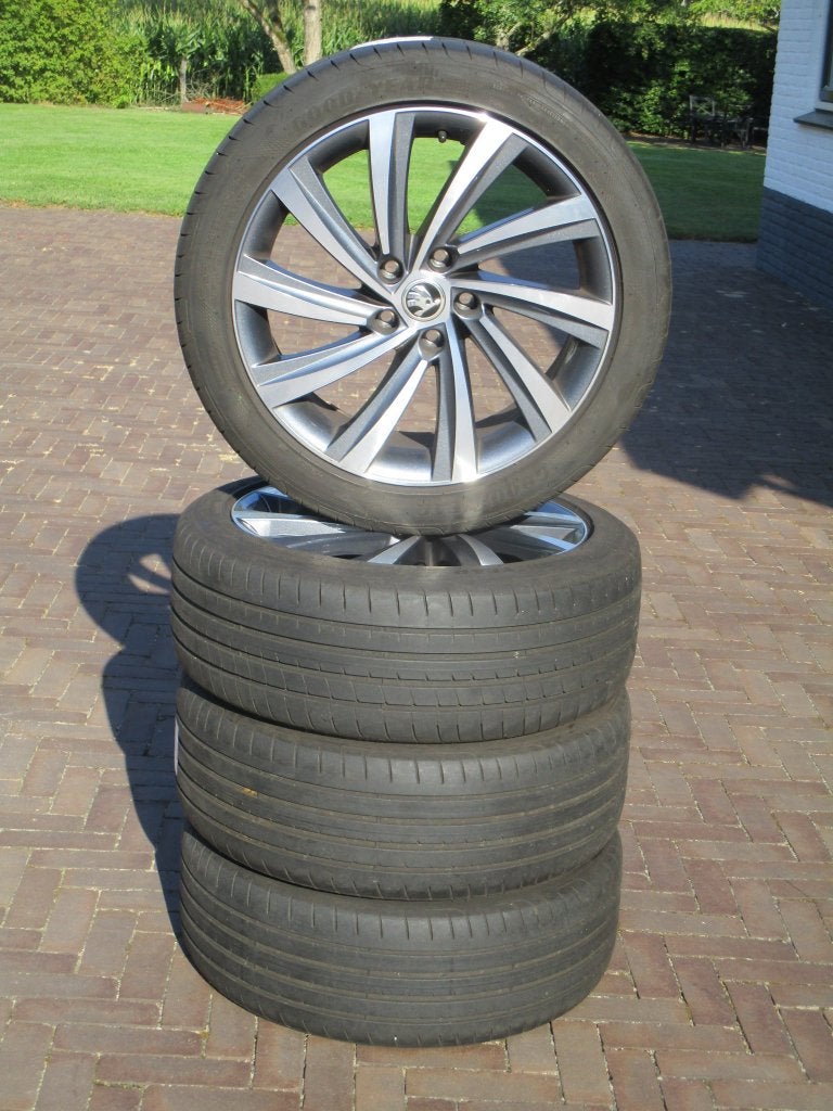 Originele Skoda Octavia 18 inch velgen zomer IZGST Perseus, 18 inch, Gebruikt, Banden en Velgen, Ophalen of Verzenden
