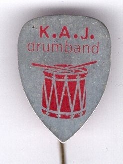 Drumband K.A.J. blik speldje ( V_085), Verzenden, Zo goed als nieuw, Merk, Speldje of Pin