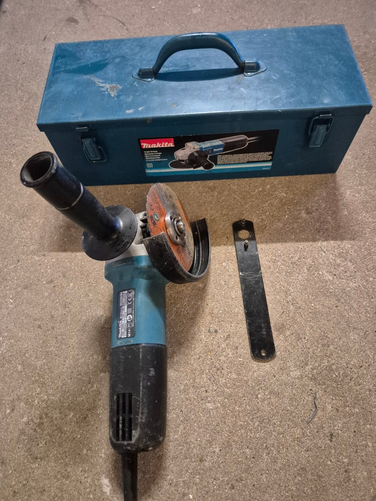 Makita haakse slijper 125mm 230V met koffer en toebehoren, Ophalen of Verzenden, Gebruikt, 700 tot 1000 watt, Haakse handslijpmachine