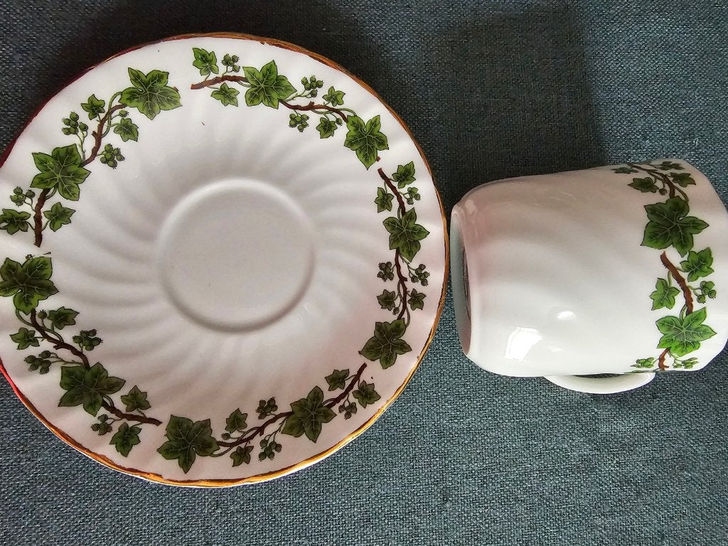 kop en schotel bone china, Ophalen, Zo goed als nieuw, Porselein, Kop en/of schotel