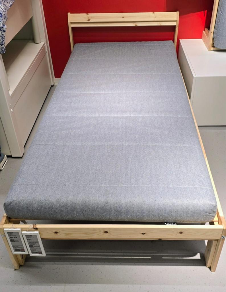 Eenpersoons bed grenen met lattenbodem en matras van Ikea, Huis en Inrichting, Slaapkamer | Bedden, Ophalen, 90 cm, Eenpersoons