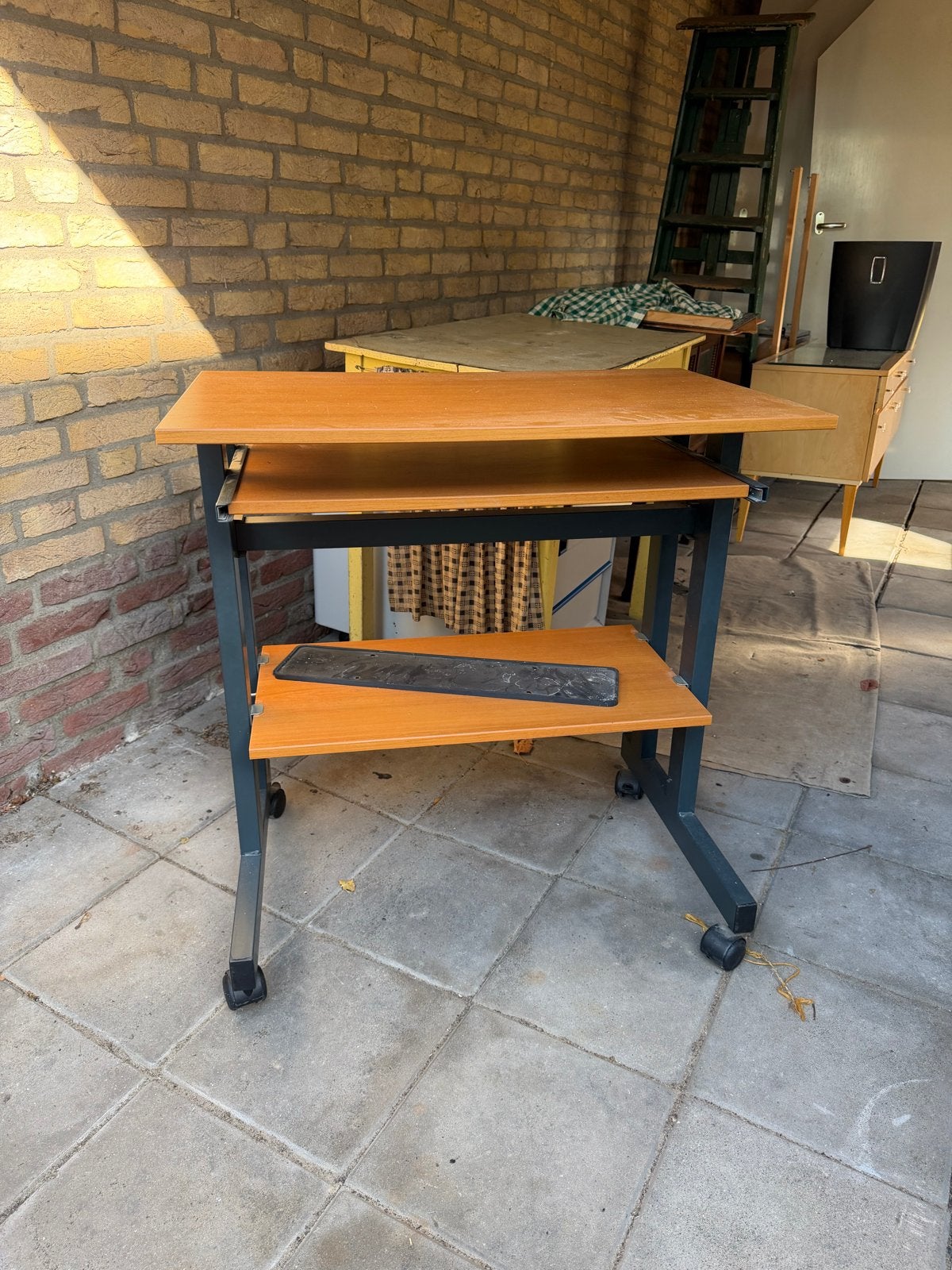 Foto 2 van Compact computerbureau op wielen - ideaal voor kleine ruimte