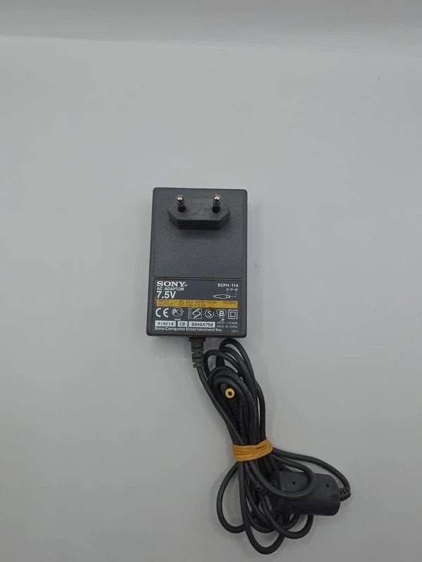 Originele Sony PSP Oplader SCPH-114 – 7.5V, Sony City 1-7-1 Konan, Minato-ku Tokyo 108-0075 Japan, support@playstation.com,, Gebruikt