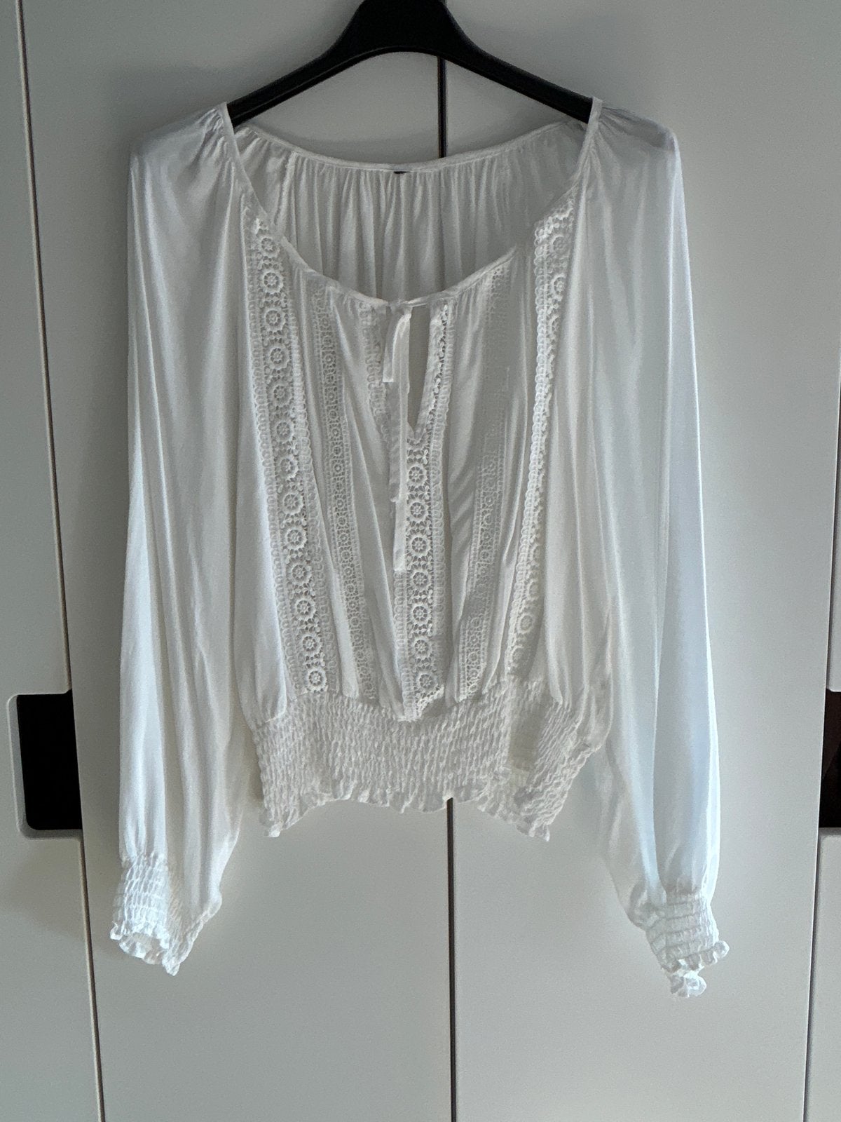 Witte blouse met kant en lange mouwen, Kleding | Dames, Ophalen of Verzenden, Zo goed als nieuw, Maat 36 (S), Wit