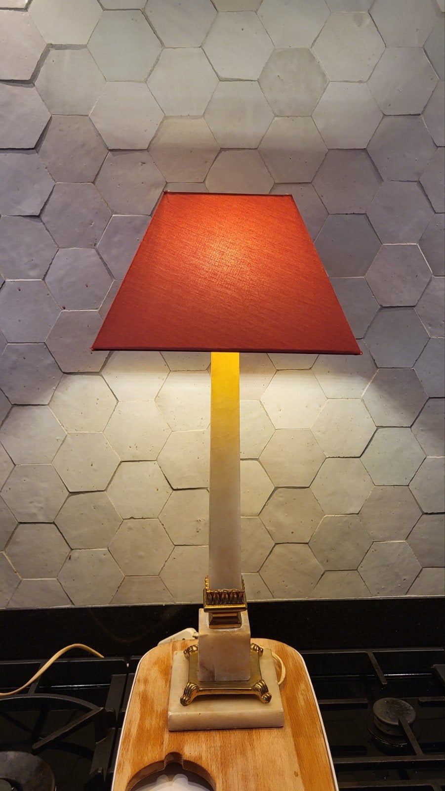 Elegante tafellamp met marmeren voet en rode kap, Ophalen of Verzenden