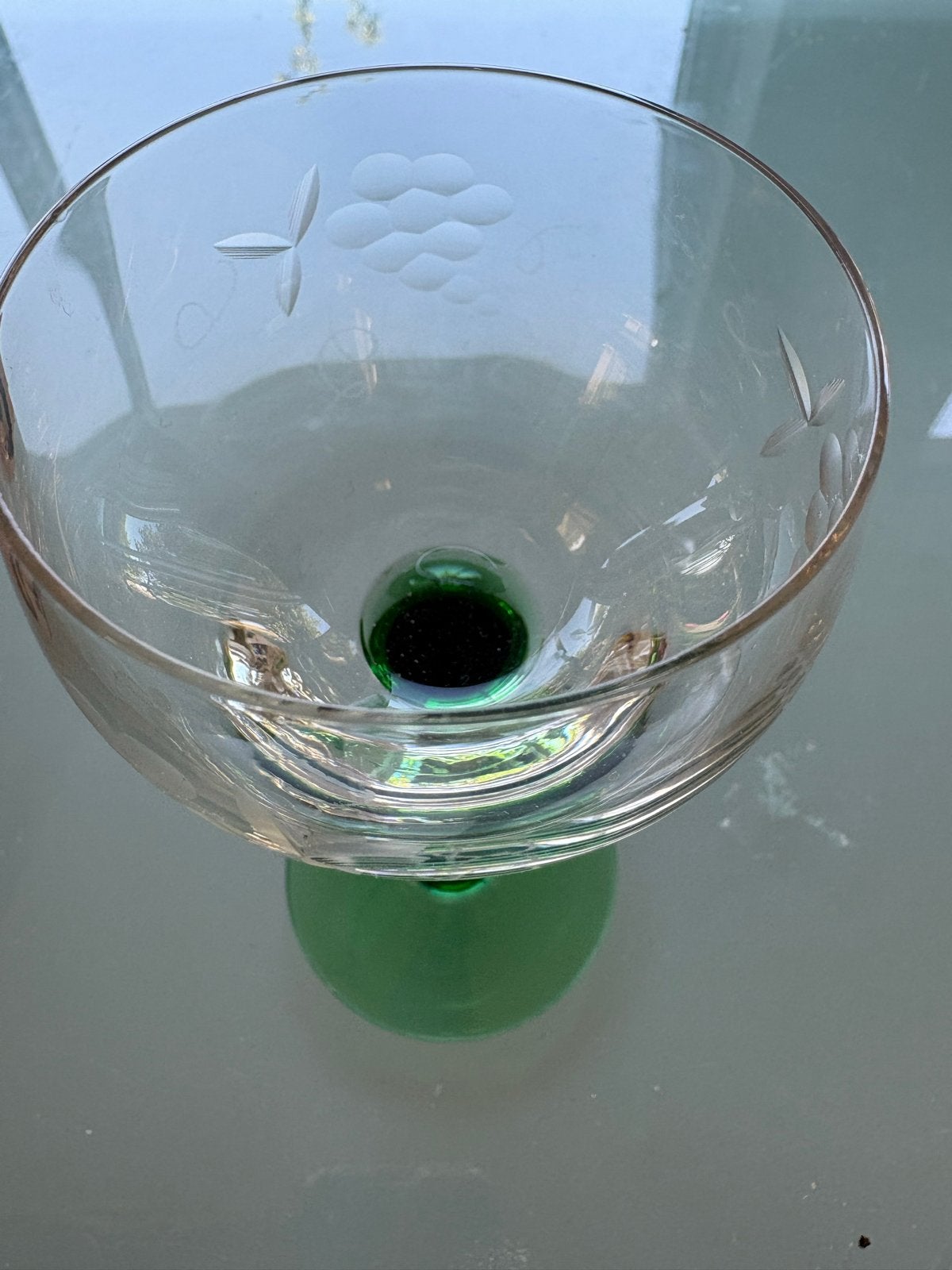Vintage Groen Glazen Wijnglas met Gravure, Antiek en Kunst, Antiek | Glas en Kristal, Ophalen of Verzenden
