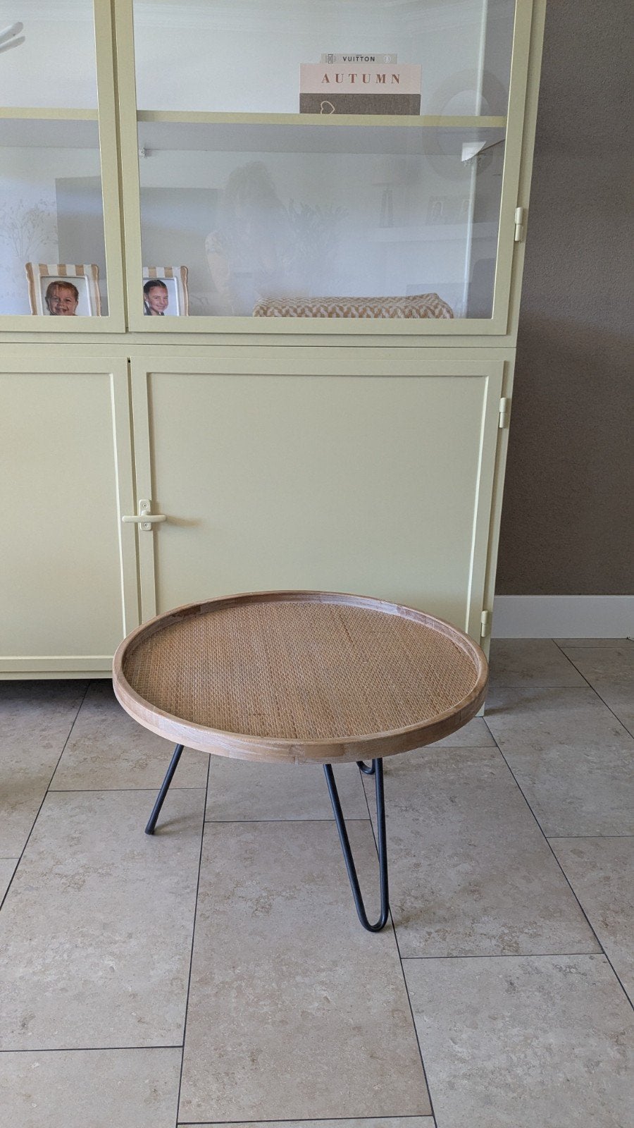 Ronde salontafel met rotan blad en metalen poten, Huis en Inrichting, Tafels | Bijzettafels, Minder dan 45 cm, Minder dan 55 cm