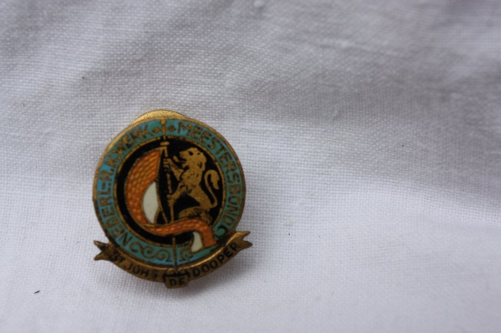 Oude knoopsgatspeld Ned R.K. Werkmeestersbond emaille, Verzamelen, Ophalen of Verzenden, Gebruikt, Overige onderwerpen, Speldje of Pin