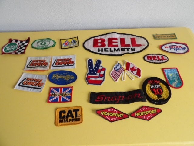 DIVERSE GEBORDUURDE BUTTONS, Ophalen of Verzenden, Gebruikt, Overige typen