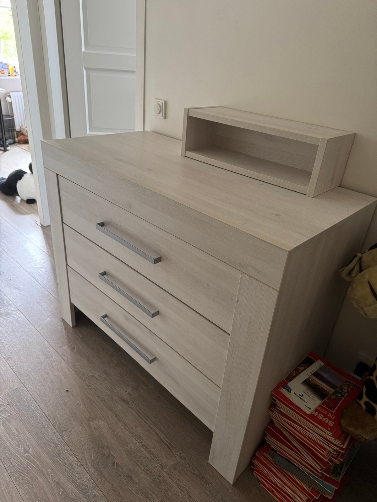 Commode met boekenplank - 56x116x92 cm, Ophalen, 100 tot 150 cm, Zo goed als nieuw, 3 of 4 laden