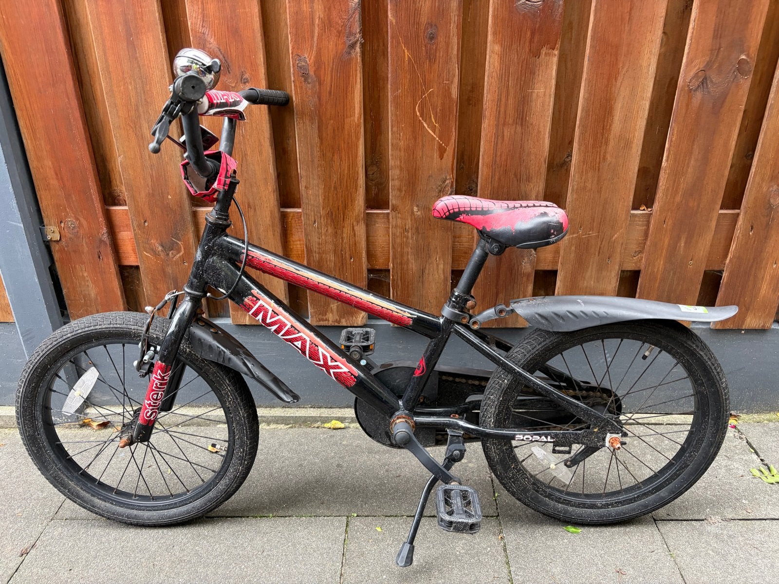 Kinderfiets MAX 16 inch - Zwart/Rood, Ophalen of Verzenden, Gebruikt, Terugtraprem, 16 tot 20 inch