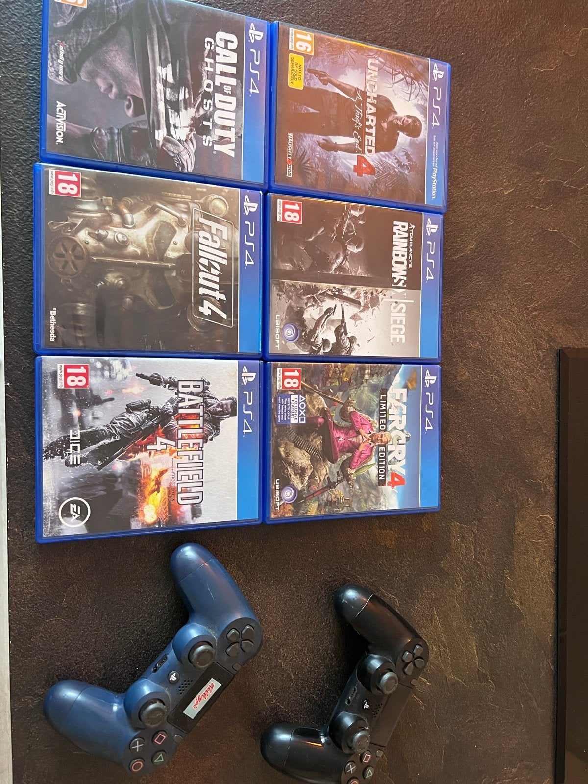 Foto 3 van PS4 met 6 spellen en 2 controllers