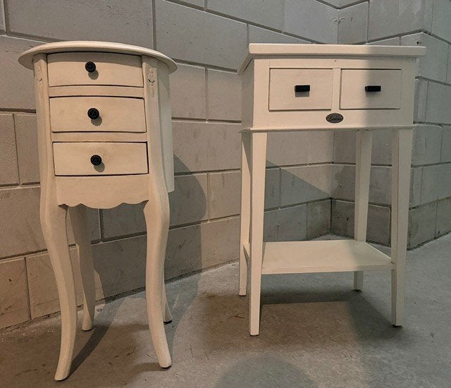 2 wit houten nachtkastjes