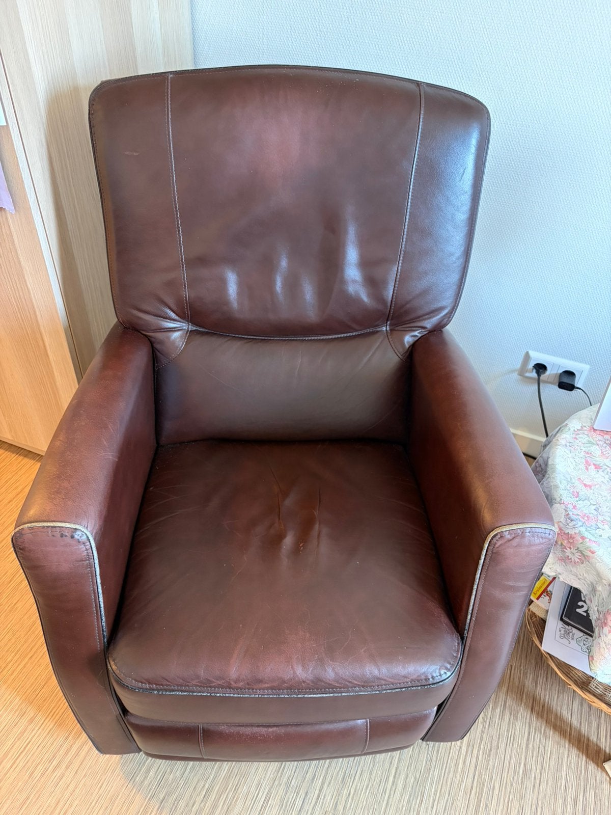 Verstelbare elektrische fauteuil, Ophalen, Zo goed als nieuw, 75 tot 100 cm, 50 tot 75 cm