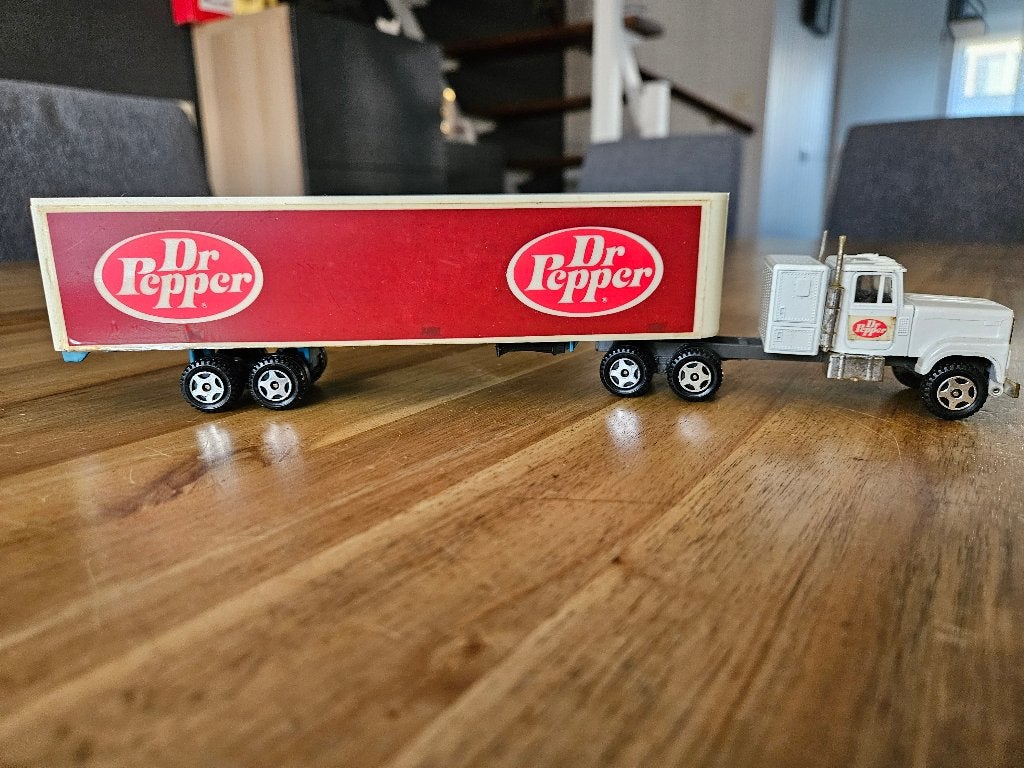 ERTL 1/64 International Trucks Of The World Dr. Pepper, Ophalen of Verzenden, Gebruikt, Bus of Vrachtwagen, Overige merken