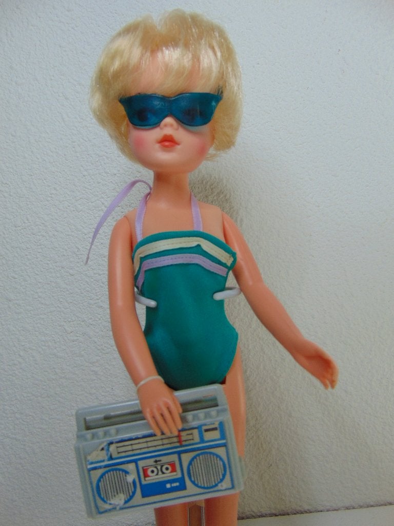 Sindy Holiday Girl Barbie met accessoires, Verzamelen, Ophalen of Verzenden, Gebruikt, Pop