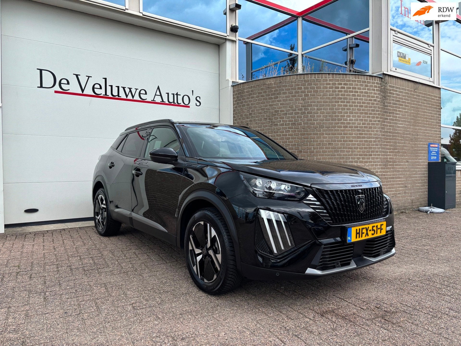 Peugeot 2008 1.2 PureTech 130 Allure|Carplay|Camera|Trekhaak, Gebruikt, Euro 6, 1199 cc, Leder en Stof