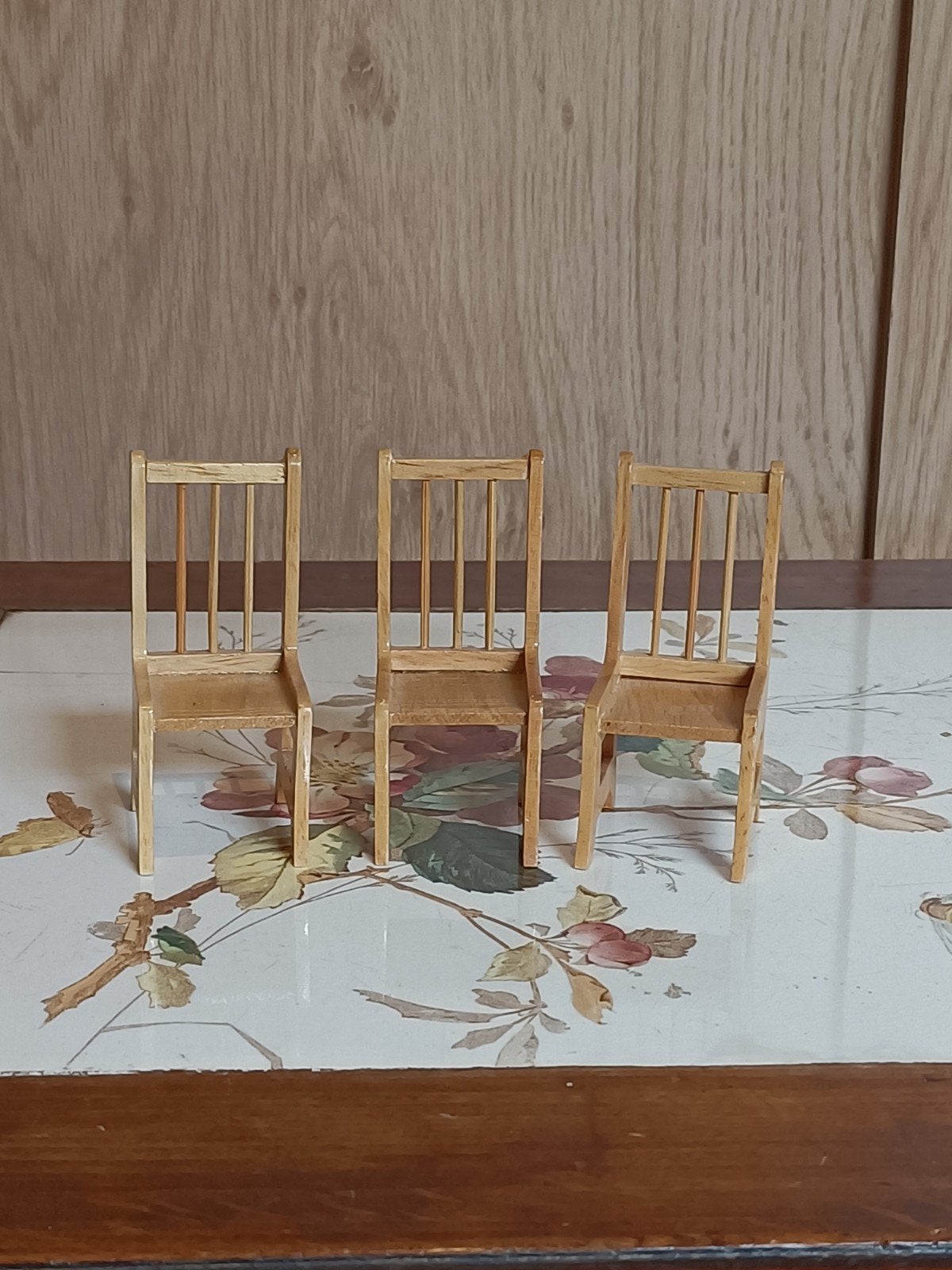 Drie mooie houten poppenhuis stoeltjes, Ophalen of Verzenden, Gebruikt, Poppenhuis