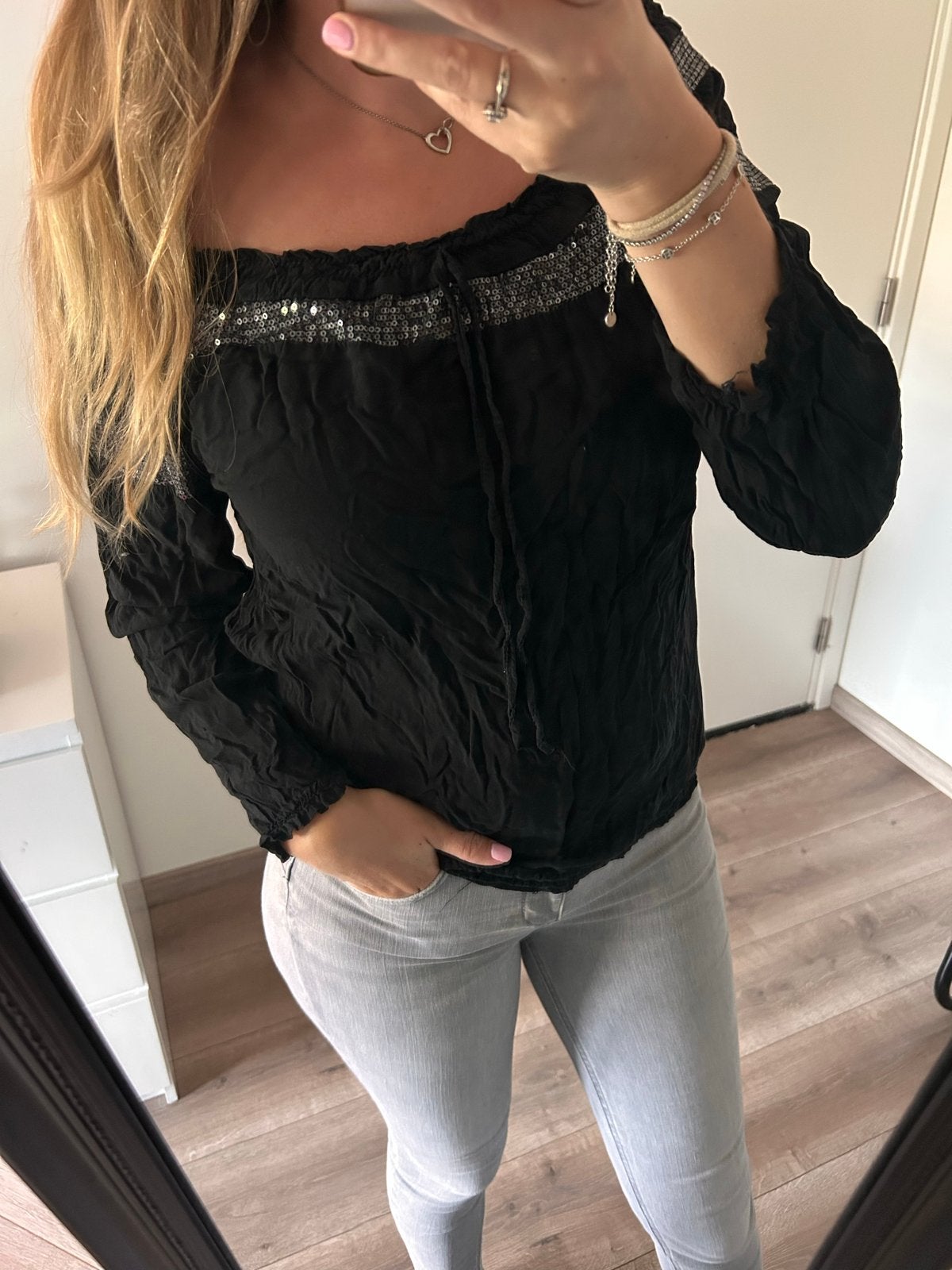 Zwarte off-shoulder blouse met pailletten, Kleding | Dames, Zwart, Ophalen of Verzenden, Zo goed als nieuw, Lange mouw
