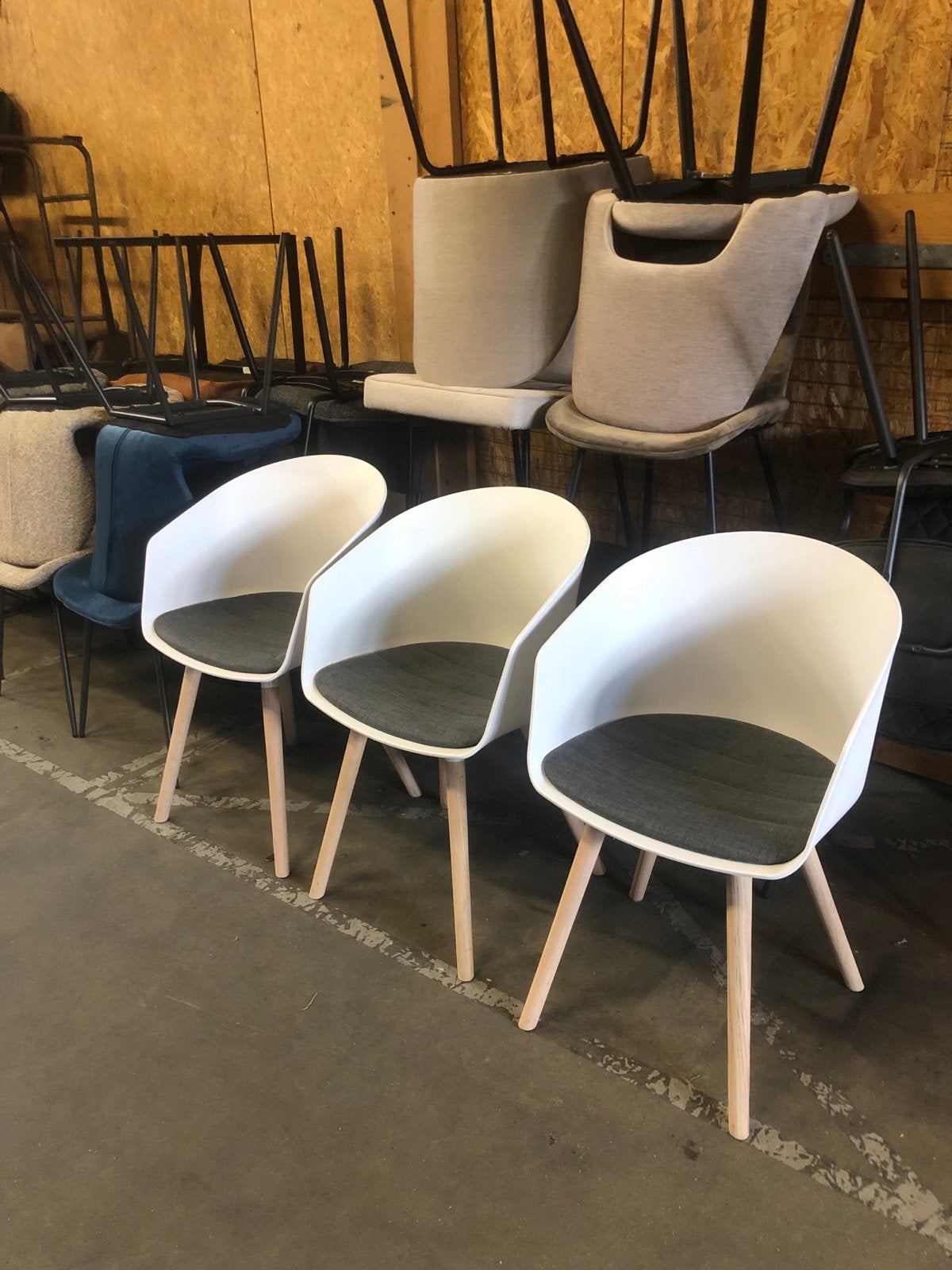 3 Nieuwe Anouck stoelen - Kunststof kuip met eiken poten, Ophalen, Kunststof, ., Drie