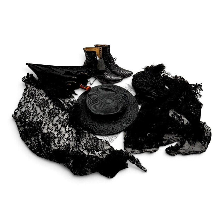 Lot diverse antieke zwarte kleding en accessoires, Antiek en Kunst, Ophalen of Verzenden, Dames