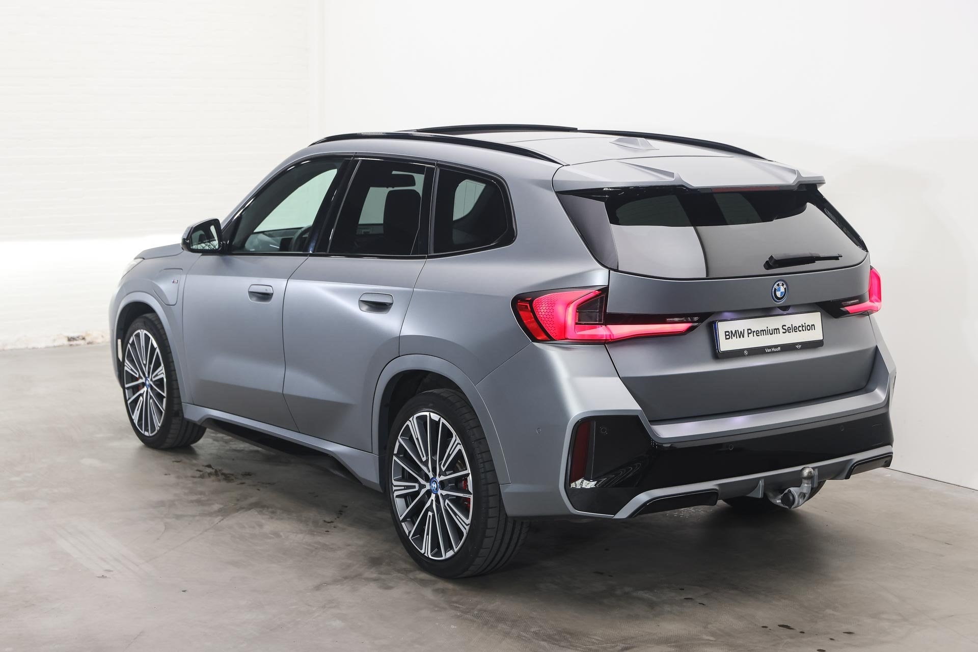 BMW X1 xDrive30e M Sport Automaat / Panoramadak / Sportstoel, Auto's, Bedrijf, Hybride Elektrisch/Benzine, 3 cilinders, 1835 kg
